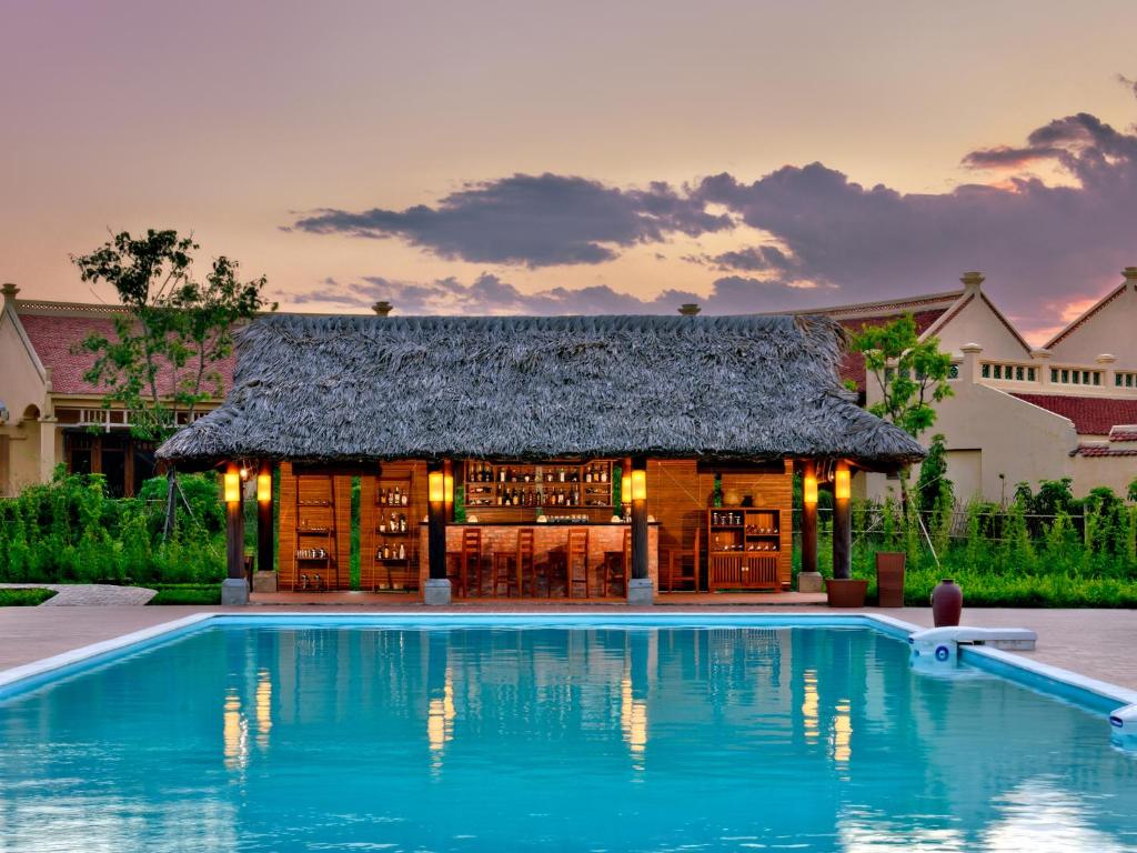 Emeralda Resort Ninh Binh bar aan het zwembad