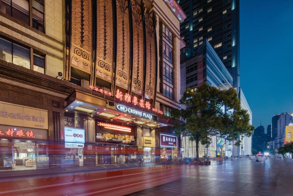 Crowne Plaza Nanjing Road 8 Crowne Plaza Nanjing Road voorgevel in de winkelstraat