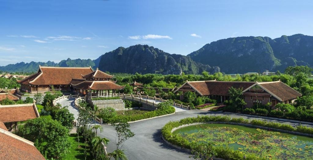 Emeralda Resort Ninh Binh voorkant opritten diagonaal