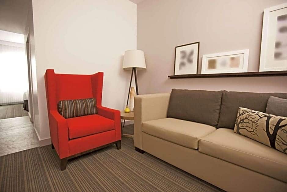 Country Inn & Suites by Radisson Bloomington Minneapolis 2 Knusse woonkamer met moderne stijl en comfortabele zitgelegenheid in een gezellige woning.