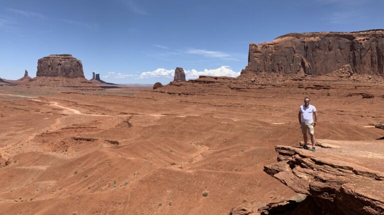 Ik sta op een rots in Monument Valley