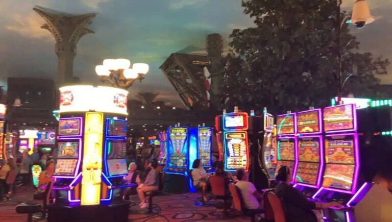 Rondreis Las Vegas steden & parken (20-dagen) 74 Las Vegas strip gokmachines in hotel Paris 768x435 1