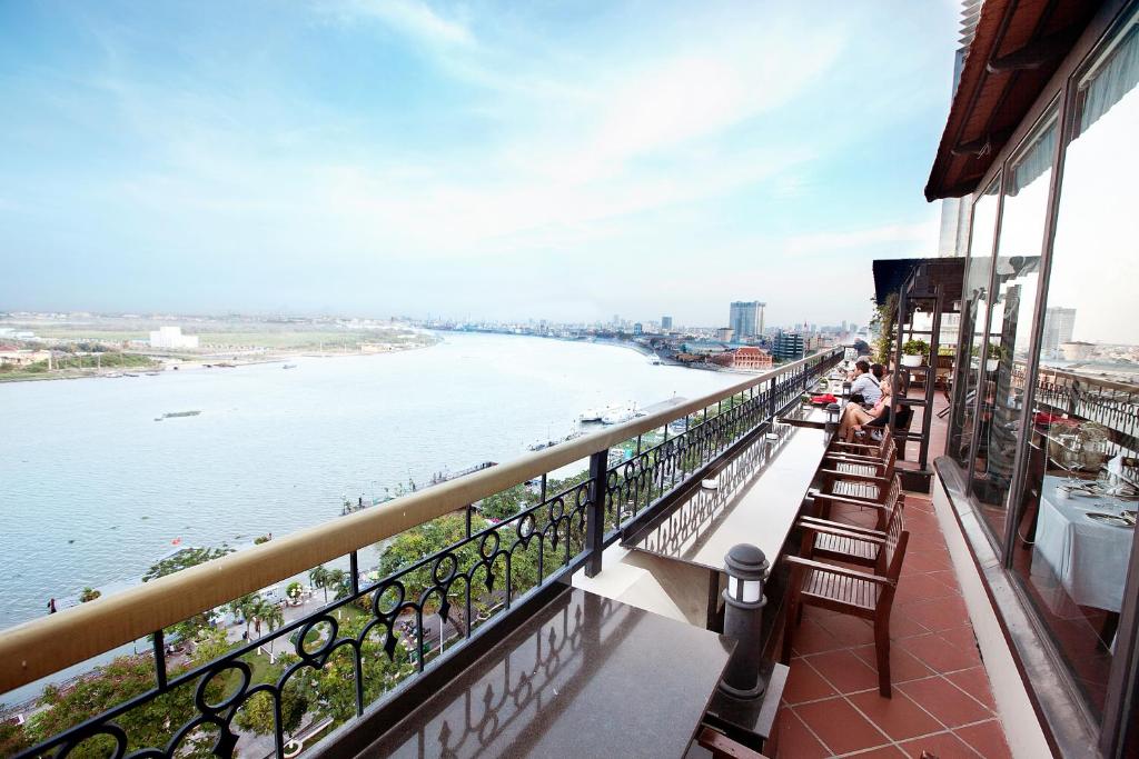 Hotel Majestic Saigon bar op het dak uitzicht op de rivier