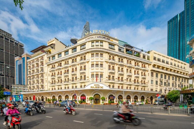 Hotel Majestic Saigon vanaf de drukke straat