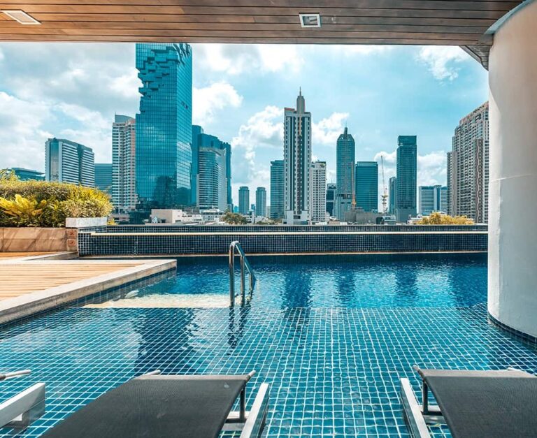 Pullman hotel Bangkok zwembad met uitzicht